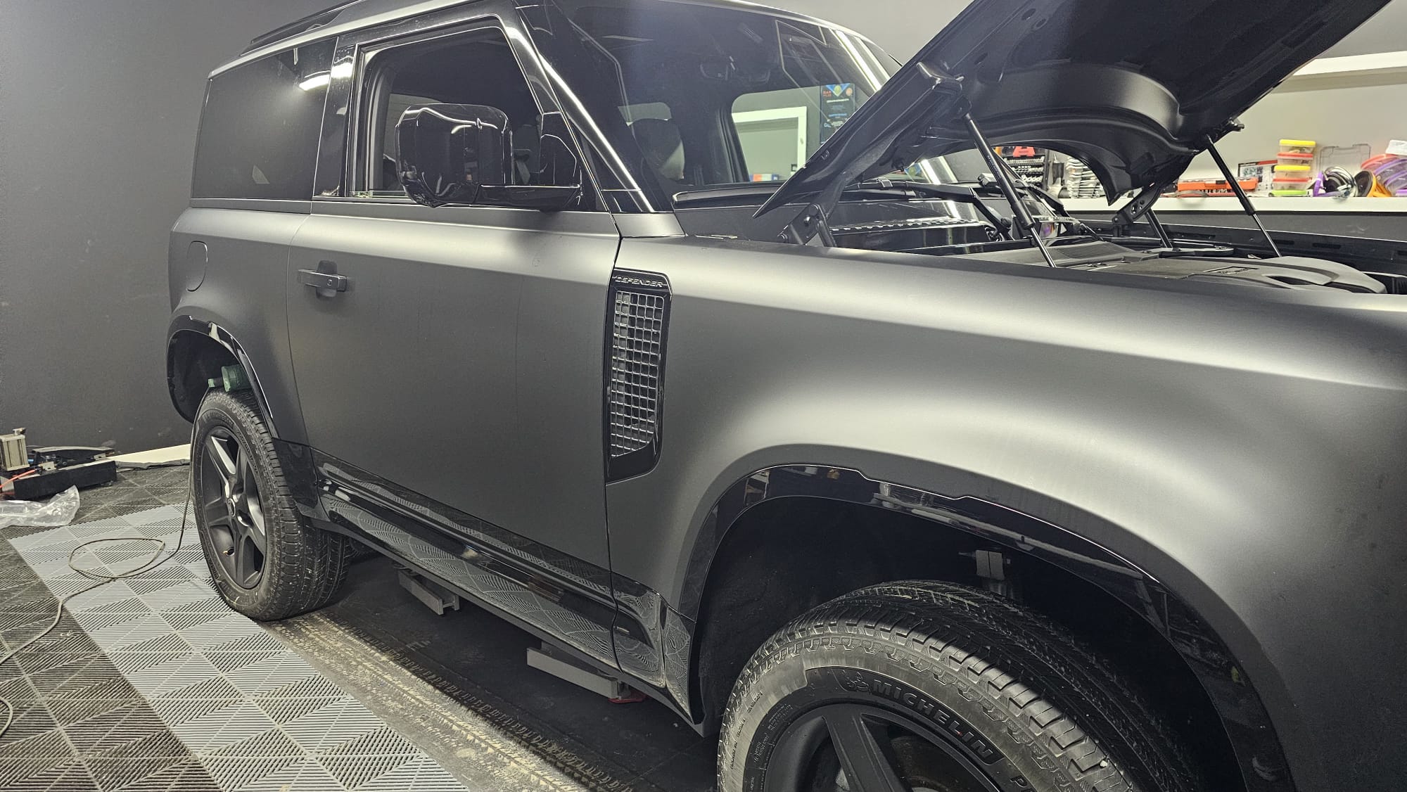 Land Rover Defender colantat integral în negru mat de CISKO AutoDesign