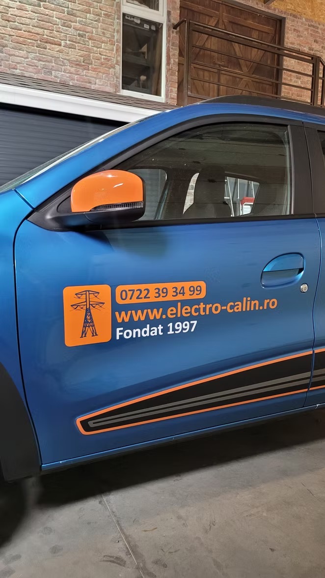 Autoturism inscripționat pentru companie de CISKO AutoDesign