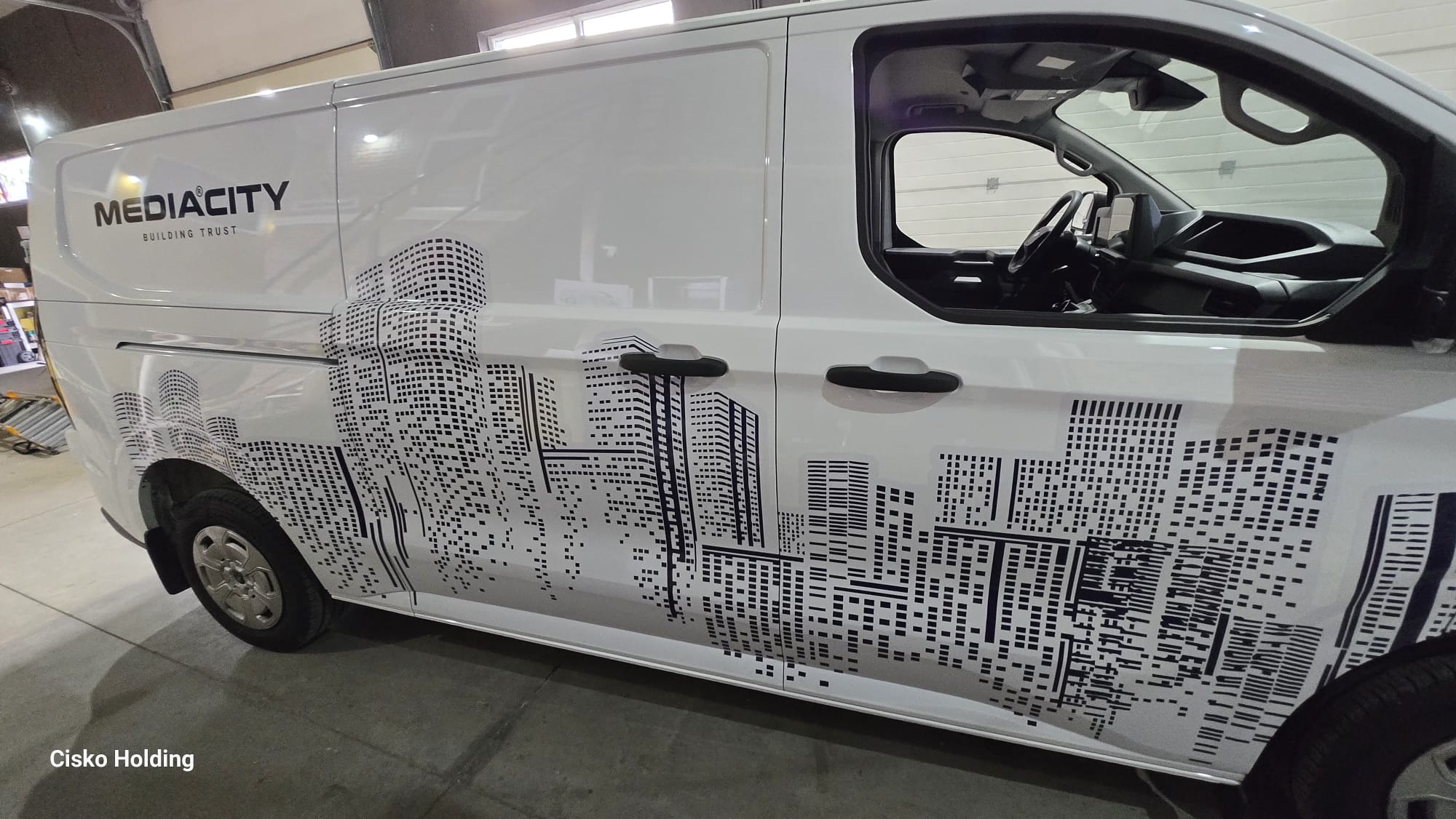 Autoutilitară MediaCity inscripționată de CISKO AutoDesign