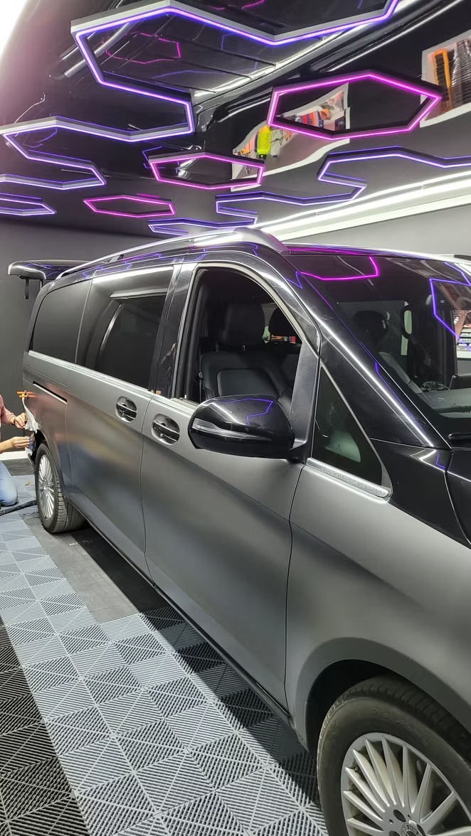 Autovehicul colantat parțial în finisaj mat de CISKO AutoDesign